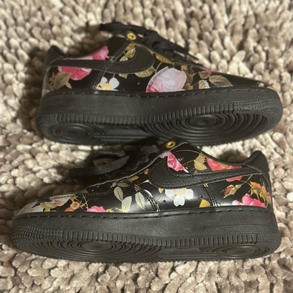 ‼️Sold ‼️ Nike Black Floral Air Force 1 Women’s size 6.5 US - Picture 7 of 7